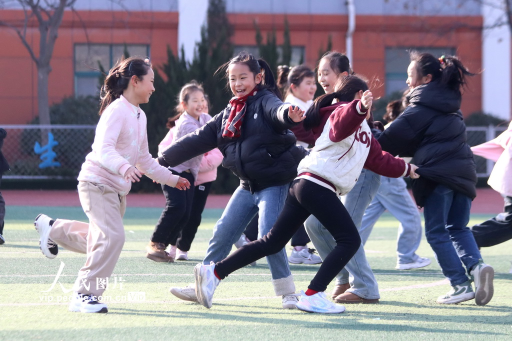 2024年12月27日，在山东省高密市恒涛实验小学，孩子们在玩老鹰捉小鸡游戏。