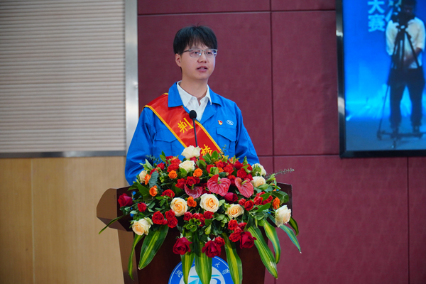 在湖北省“劳模工匠进校园”全国示范活动上,劳模工匠余乐分享成长故事。湖北省总工会供图