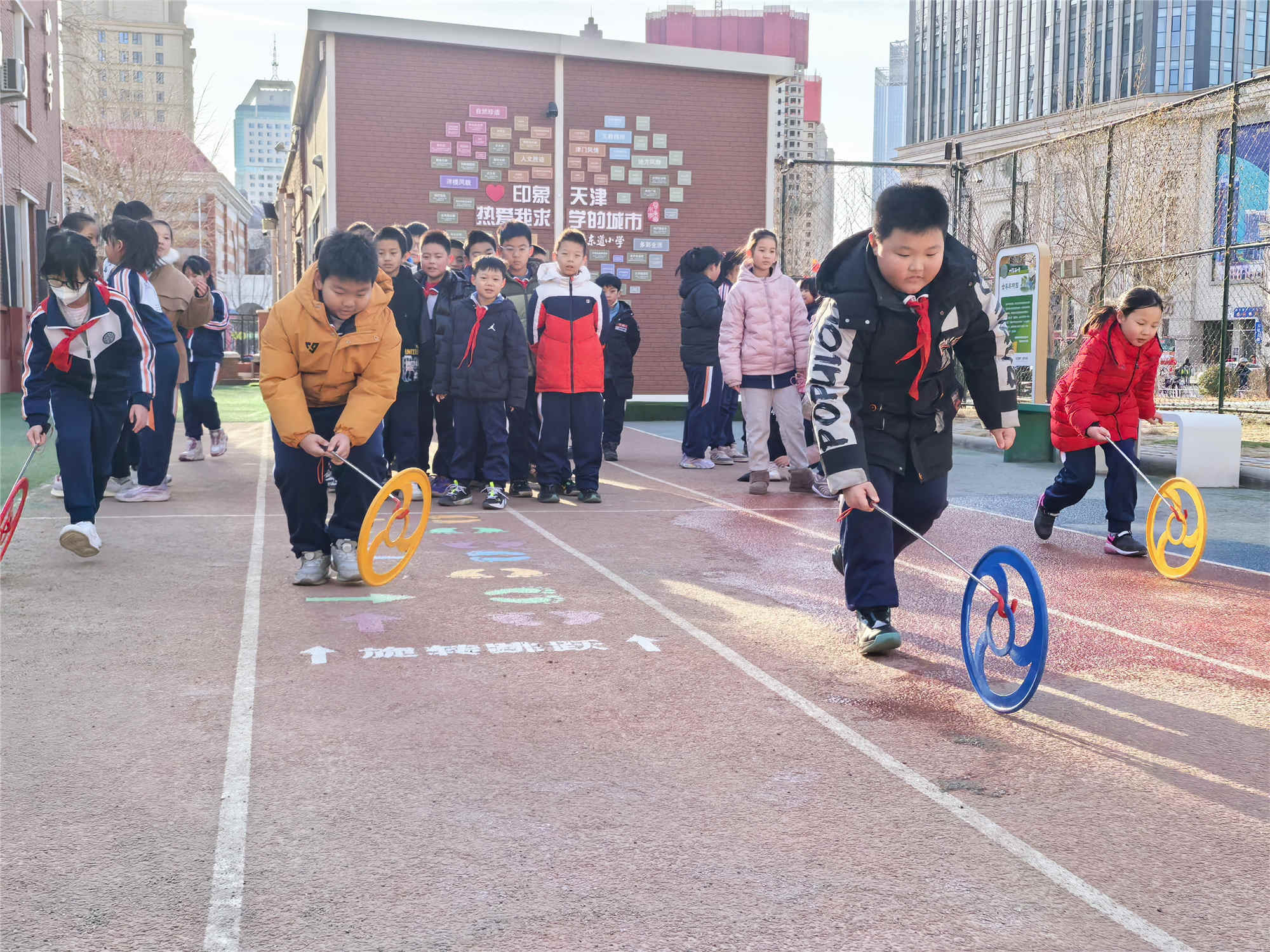 天津市和平区四平东道小学的同学们在操场上开心运动。校方供图