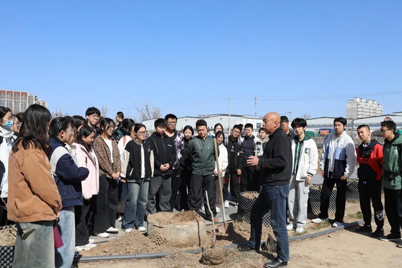 北農師生同上果樹種植課。校方供圖