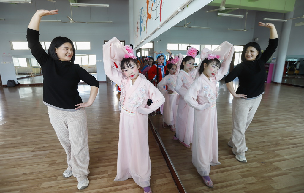 3月25日，河北省遵化市第四实验小学戏剧社团的学生在老师的指导下练习戏剧表演基本功。新华社发（刘满仓摄）