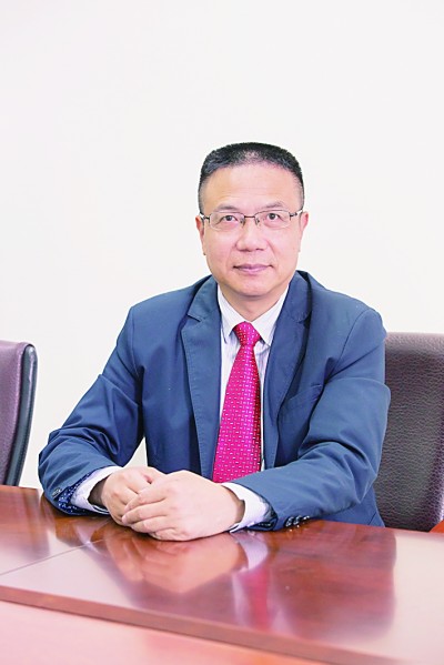 徐飞 教授、博士生导师。历任上海交通大学副校长、西南交通大学校长、上海财经大学常务副校长，现任福耀科技大学常务副校长。国务院政府特殊津贴专家。先后兼任中国铁道学会副理事长，中国管理学会组织与战略专业委员会副主任，教育部高等学校创新创业教育指导委员会副主任，中国高等教育学会创新创业教育分会理事长，中国高质量MBA教育认证（CAMEA）工作委员会副主任，中国职业技术教育学会副会长等。主要研究领域为战略管理、竞争战略与博弈论、创新创业、跨文化战略领导力等。出版著作20余部。