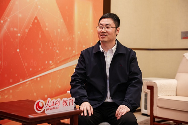 湖北省武汉市青山区教育局党委委员、副局长李荣接受人民网专访。