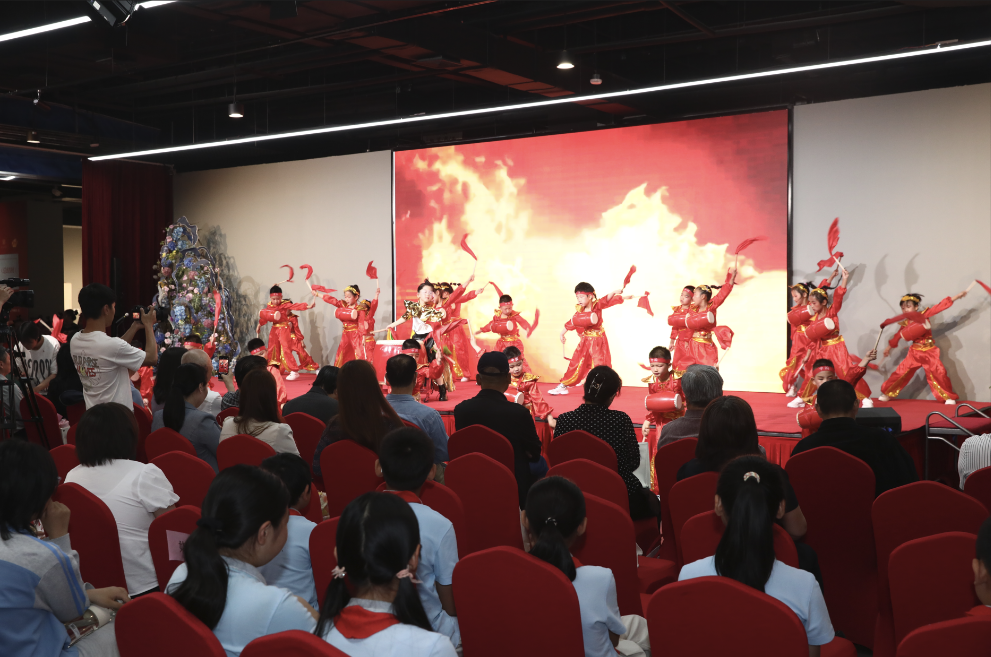 活动上，学生们进行文化展演。学校供图