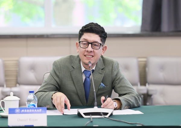 哥倫比亞教育部長丹尼爾﹒羅哈斯一行訪問北京航空航天大學。北航供圖