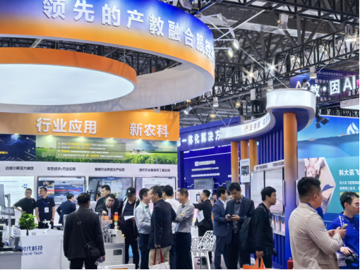 企業展區內，高科技吸引大家駐足。人民網記者 王海躍攝