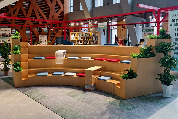 学生设计的校园景观阶梯。校方供图