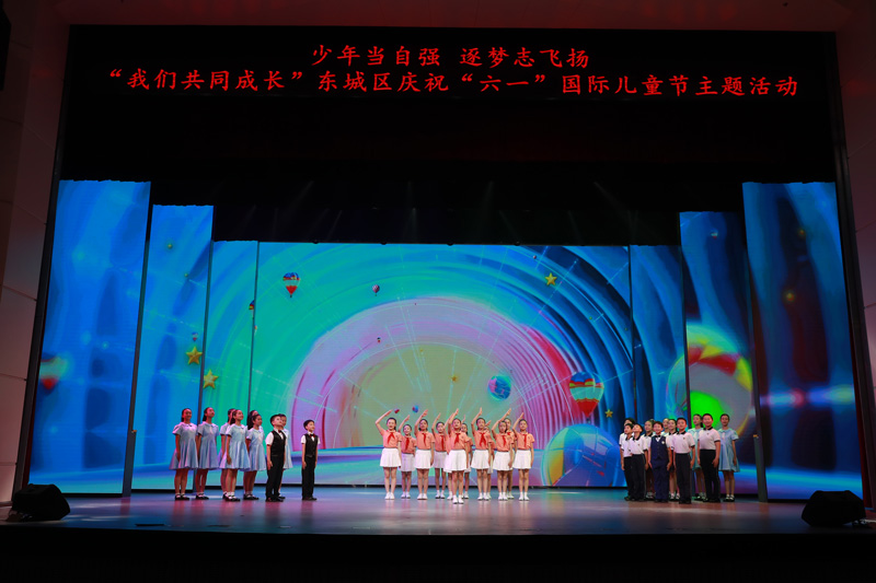 孩子們用藝術點亮《夢想舞台》，豐富多彩的藝術活動提升學生的綜合素養。主辦方供圖