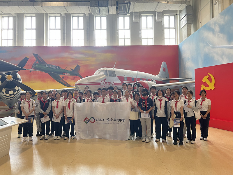 北京十一學校豐台中學學生前往北京航空航天博物館參觀，與“北京一號”合影。校方供圖