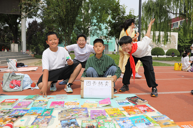 北京第二實驗小學大興實驗學校圖書義賣活動現場。校方供圖