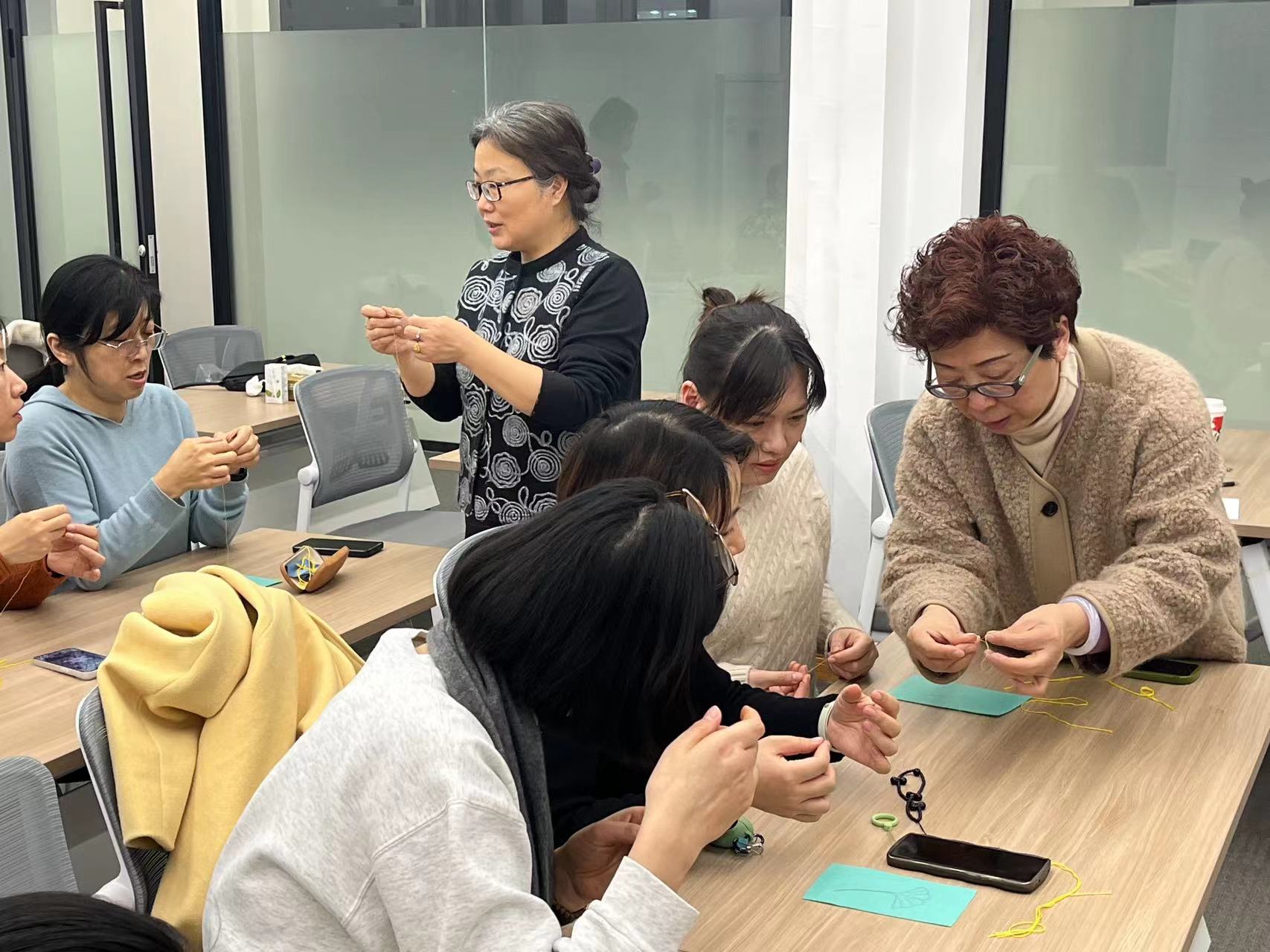图为乱针绣中国工艺美术大师孙燕云(右)授课。常州市总工会供图