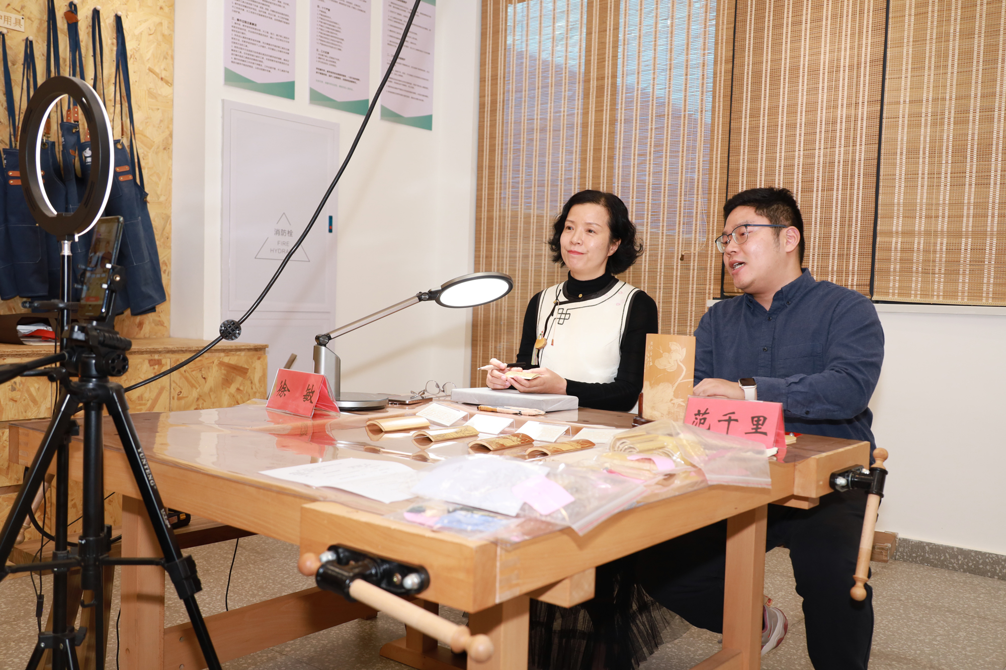 圖為留青竹刻非遺傳承人徐敏（左）、范千裡（右）直播授課。常州市總工會供圖
