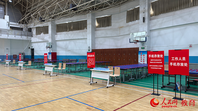 北京市第十九中學考點存包處。鄭爽攝