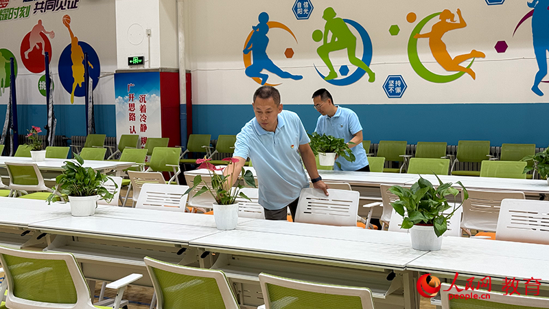 北京市十九中學考點工作人員在飲水處做准備工作。鄭爽攝