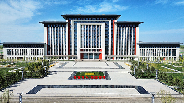 学校主楼。学校供图