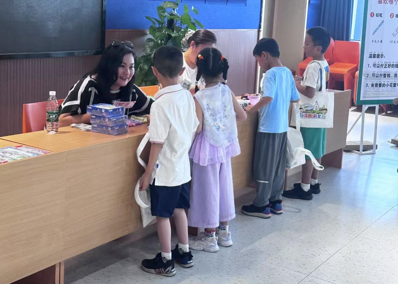 孩子們在“文創店”兌換禮品。王開陽 攝