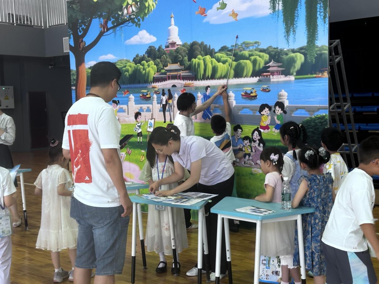 家長志願者引導學生描述“白塔圖畫”。王開陽攝