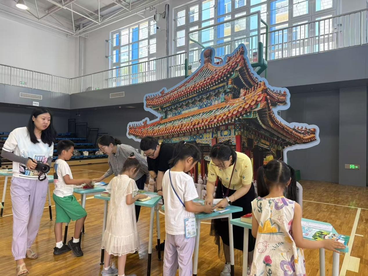 家長志願者引導孩子們查字典。王開陽 攝