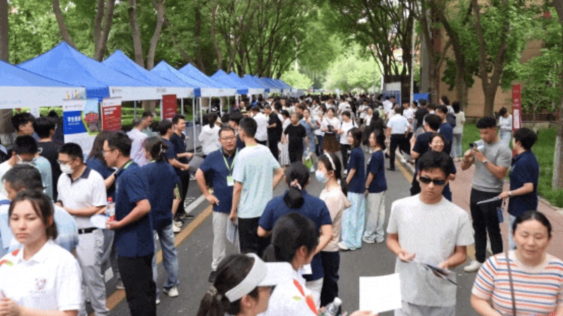 首都經濟貿易大學2025年高招咨詢會現場。校方供圖