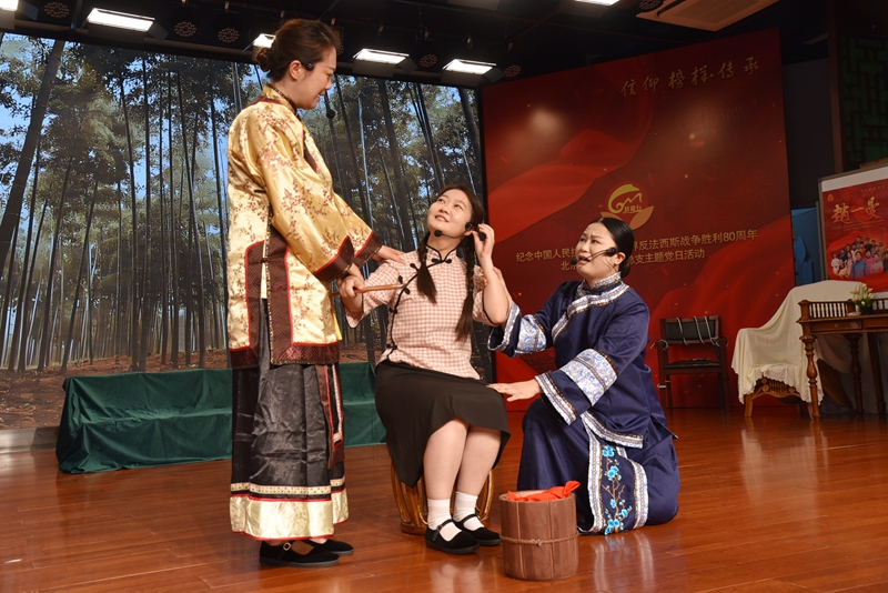 教師劇團為全體師生傾情演繹紅色經典劇目《趙一曼》。校方供圖