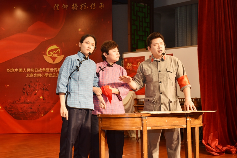 教師劇團為全體師生傾情演繹紅色經典劇目《趙一曼》。校方供圖