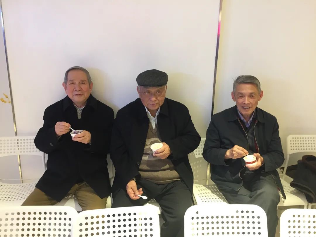 从左到右依次为叶声华院士、彭一刚院士、周恒院士。天津大学供图