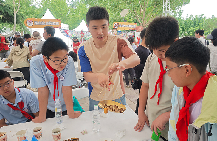 2025年北京市朝陽區中小學生慶“六一”嘉年華活動舉行