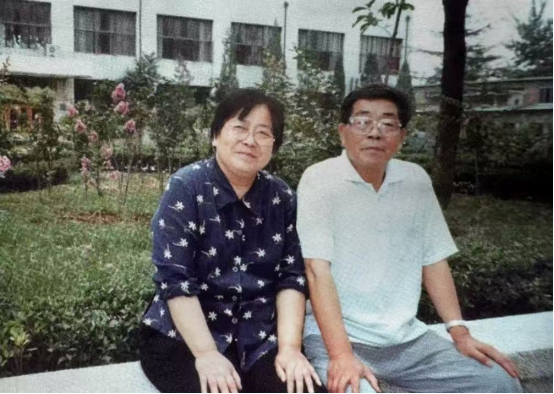1999年夏天，陳傳才、岳同，攝於中國人民大學校園一角。中國人民大學供圖