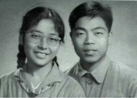 陳傳才、岳同的訂婚照，攝於1961年9月。中國人民大學供圖