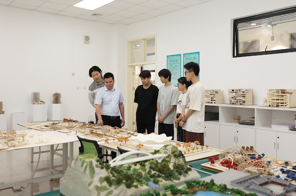 師生們在實驗室研討課題。校方供圖