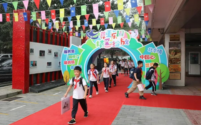 白家庄小學學生走進久違的校園。校方供圖