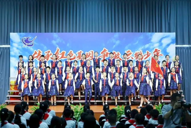 白家庄小學金帆合唱團現場藝術展示。校方供圖
