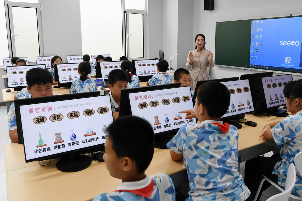 9月24日，老師為北京市第二十中學附屬育鷹小學學生教授人工智能教育通識課《瓷韻中的算法密碼》。