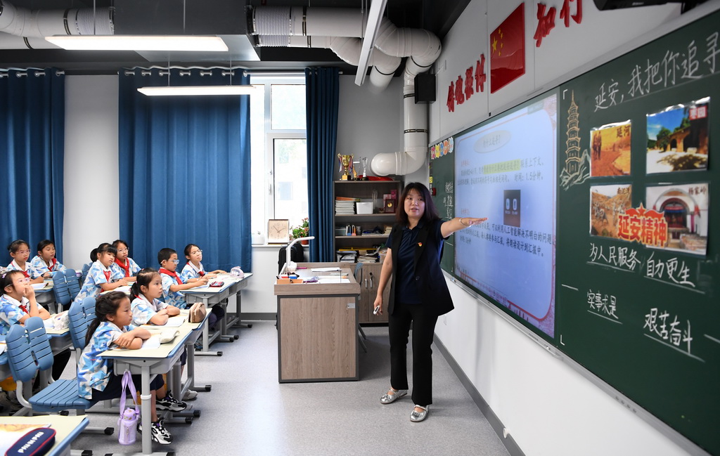 9月24日，老師為北京市第二十中學附屬育鷹小學學生教授國防教育基礎課《延安，我把你追尋》。