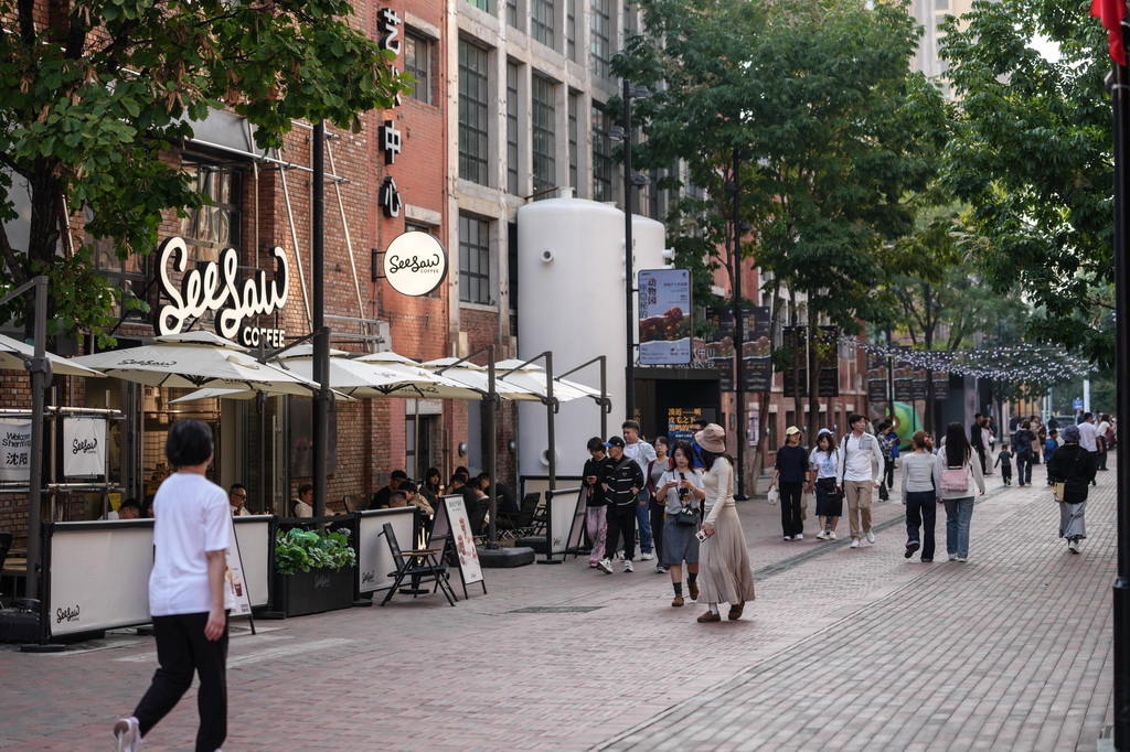 10月1日，游客在沈陽紅梅文創園游覽。