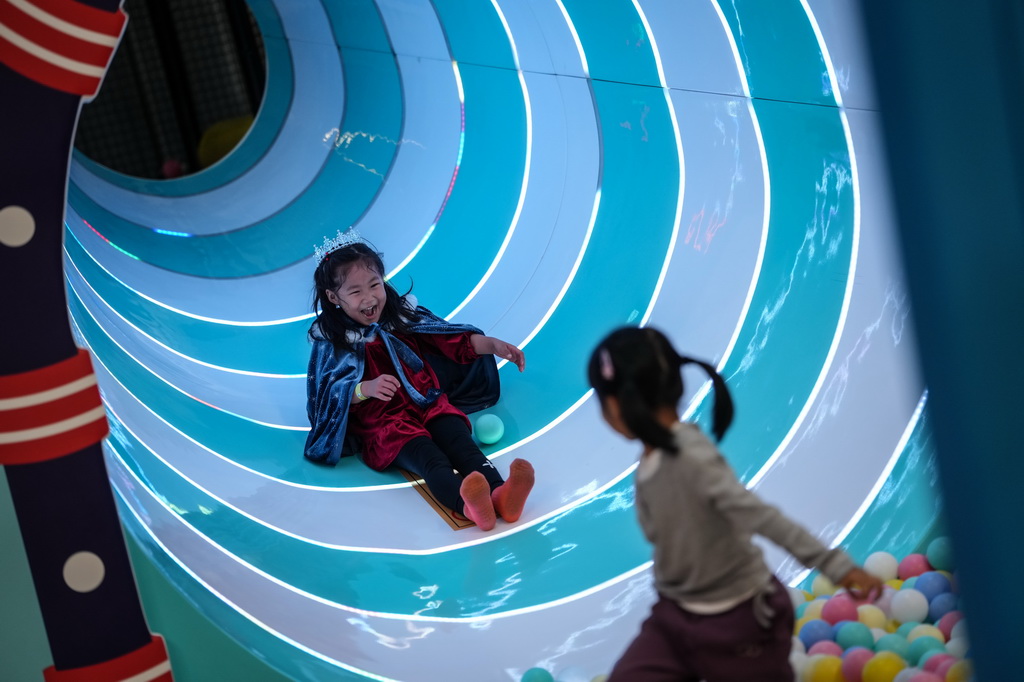 10月8日，小朋友在沈陽糧倉文化產業創意園內的“快樂專+”游樂場體驗游樂項目。
