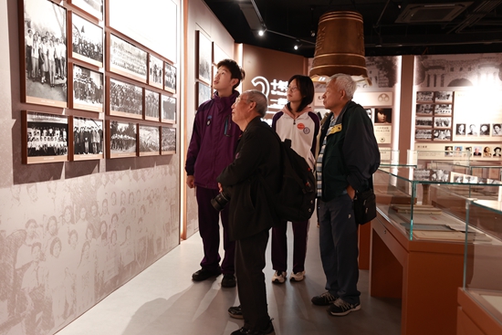 清華附中校友觀看展覽。校方供圖