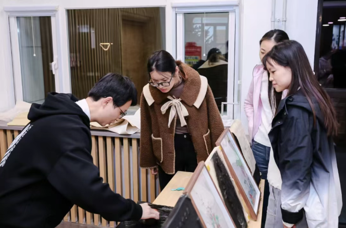 北郵學生參與現場體驗活動。校方供圖