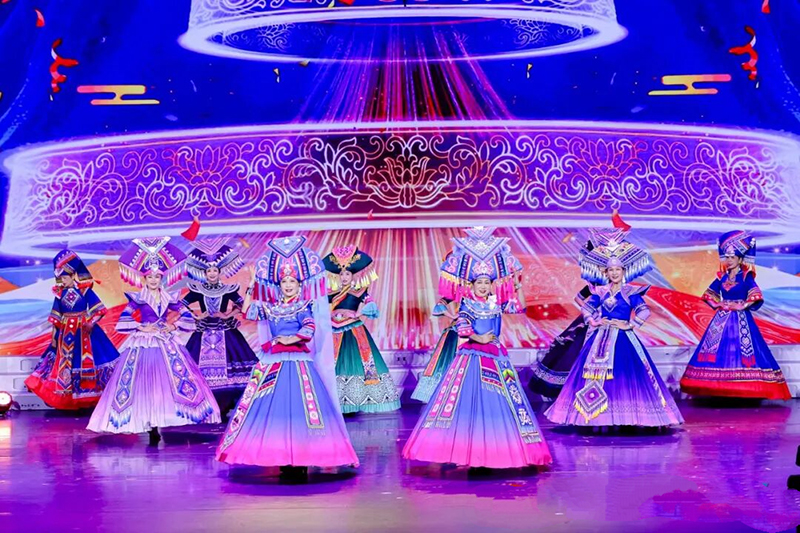 展演活动上，学员表演民族服装展示《风采》。国家老年大学供图