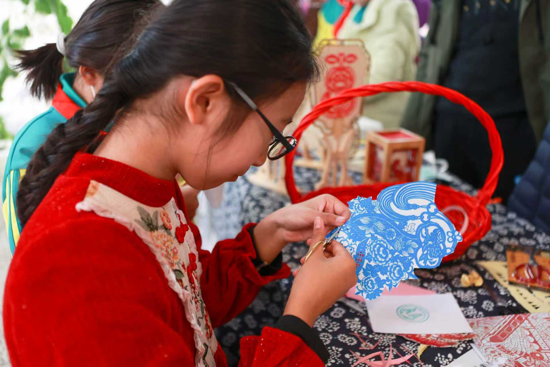 “金帆揚藝韻 紙墨繪新航”美育時光長卷展覽