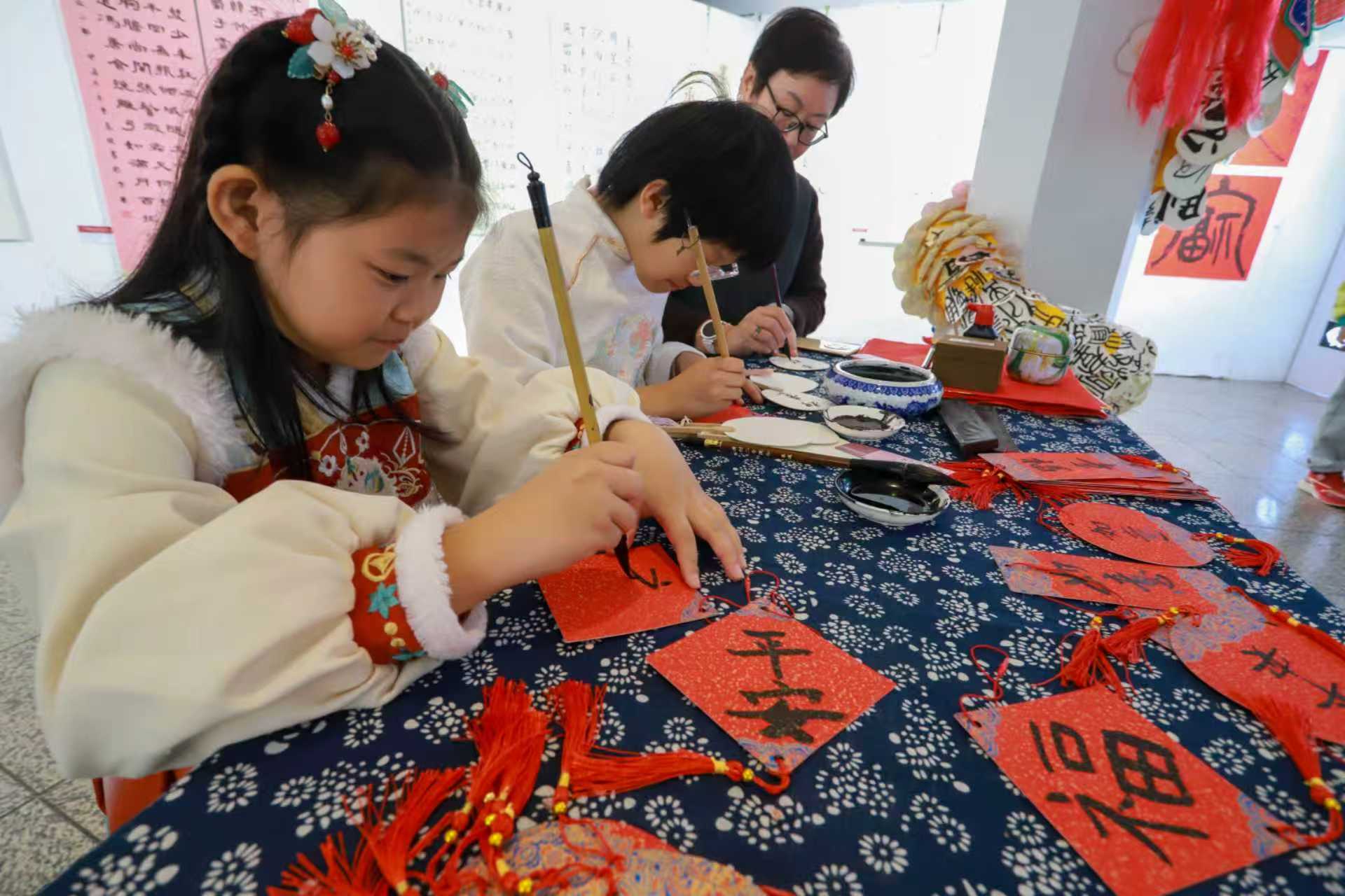 “金帆揚藝韻 紙墨繪新航”美育時光長卷展覽。校方供圖