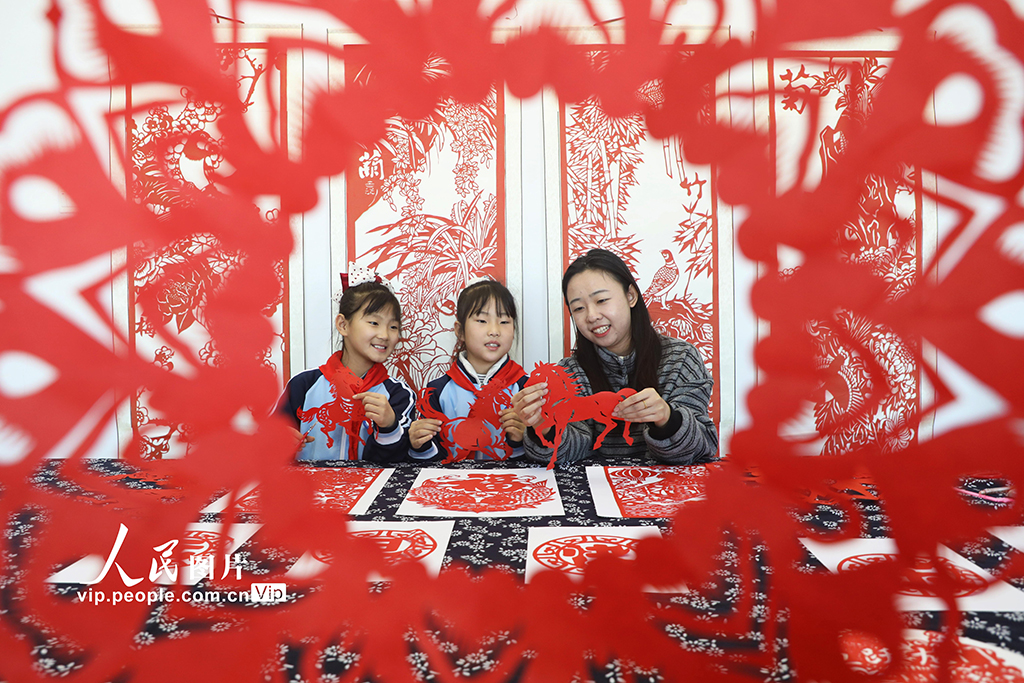 河北唐山：巧手剪紙迎新年