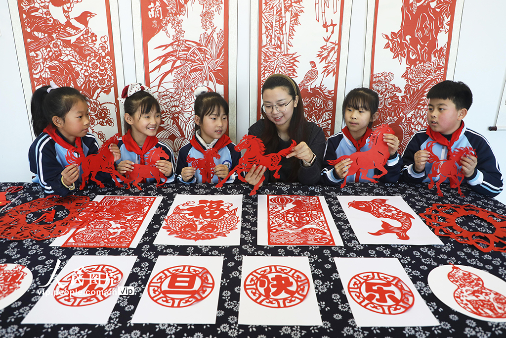 河北唐山：巧手剪紙迎新年【2】