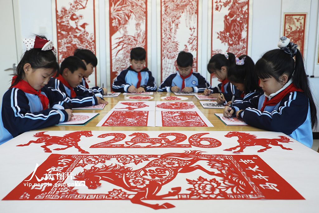 河北唐山：巧手剪纸迎新年【4】