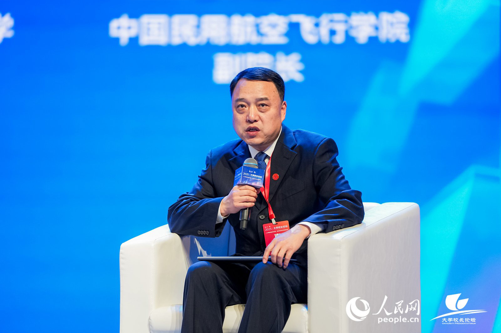 中国民用航空飞行学院副院长马建新