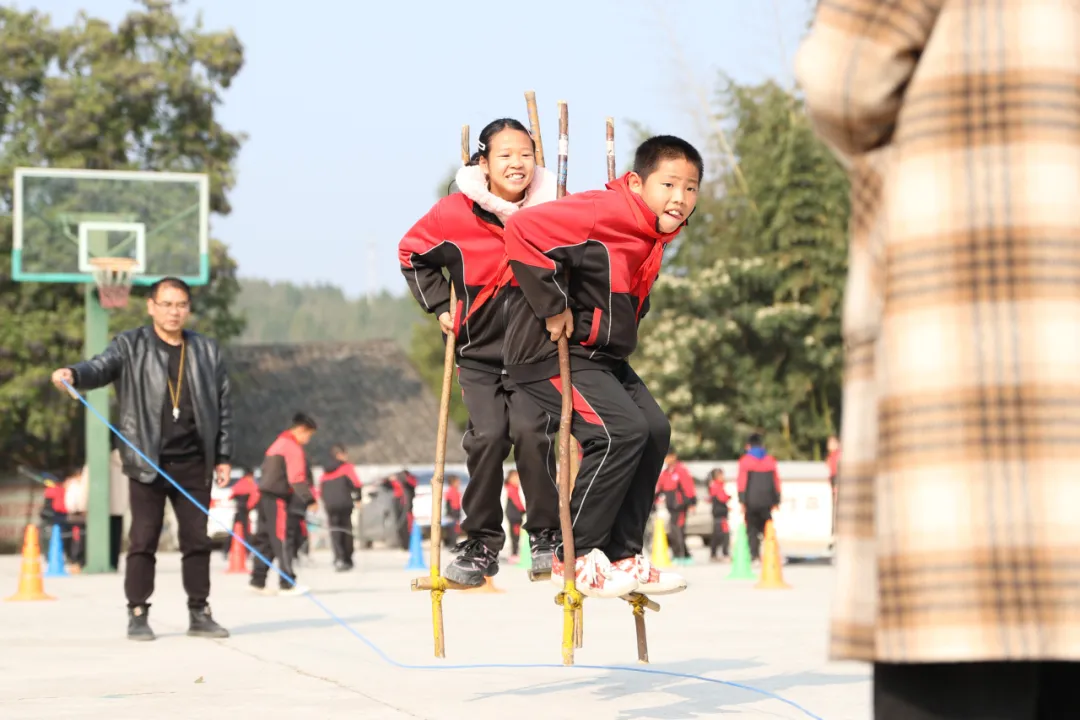 2025年12月11日,在貴州省黔東南苗族侗族自治州岑鞏縣水尾鎮馬家寨小學,學生利用大課間“踩高腳馬”。唐鵬 攝