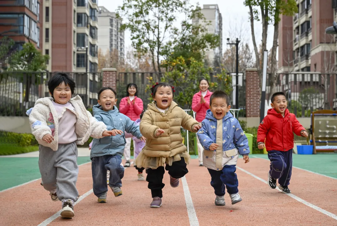 2025年12月22日,在安徽省合肥市大西門幼兒園教育集團固鎮路分園,小朋友們正在老師的指導下做游戲。趙明 攝