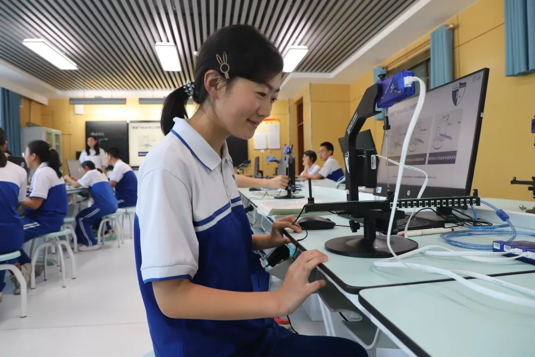 甘肅省會寧縣第一中學的學生全神貫注查看實驗數據。 甘肅省教育廳 供圖