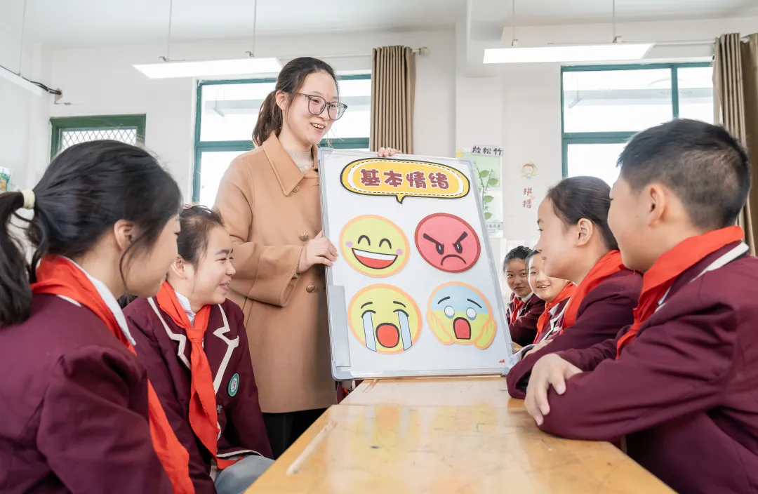 2025年11月27日,江蘇省海安經濟開發區實驗小學的老師在給學生們講解心理健康知識。翟偉凱 攝