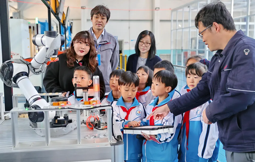 2025年11月1日,燕山大學工程訓練中心工作人員為河北省秦皇島市海港區交建裡小學學生介紹智能化打標檢測與裝配系統。曹建雄 攝